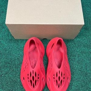 Size 5Y Yeezy red Vermillion